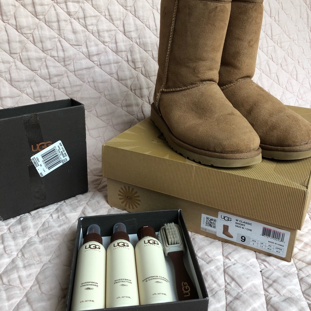 UGGS Classic Short Boot in Chesnut w./ Care Kit